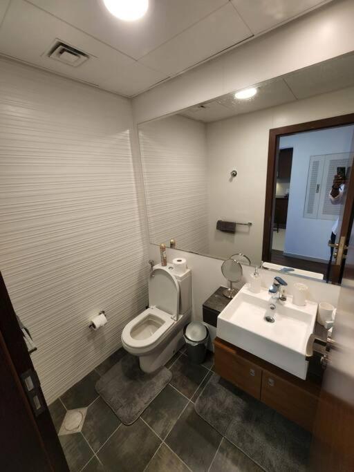 Cozy 1Br In Iconic Tower Apartman Abu Dzabi Kültér fotó