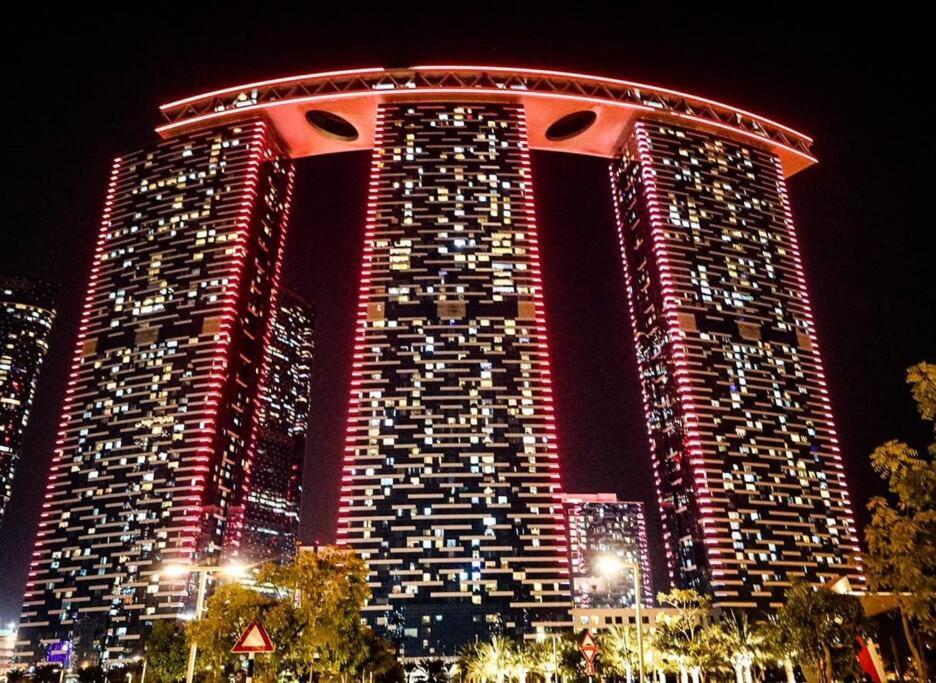 Cozy 1Br In Iconic Tower Apartman Abu Dzabi Kültér fotó